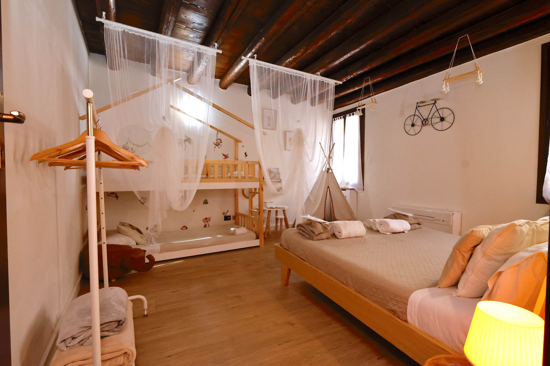 _R4A8802 camera da letto wood 32 con climatizzatore, letto matrimoniale, appendiabiti, letto a castello per bambini con zanzariera