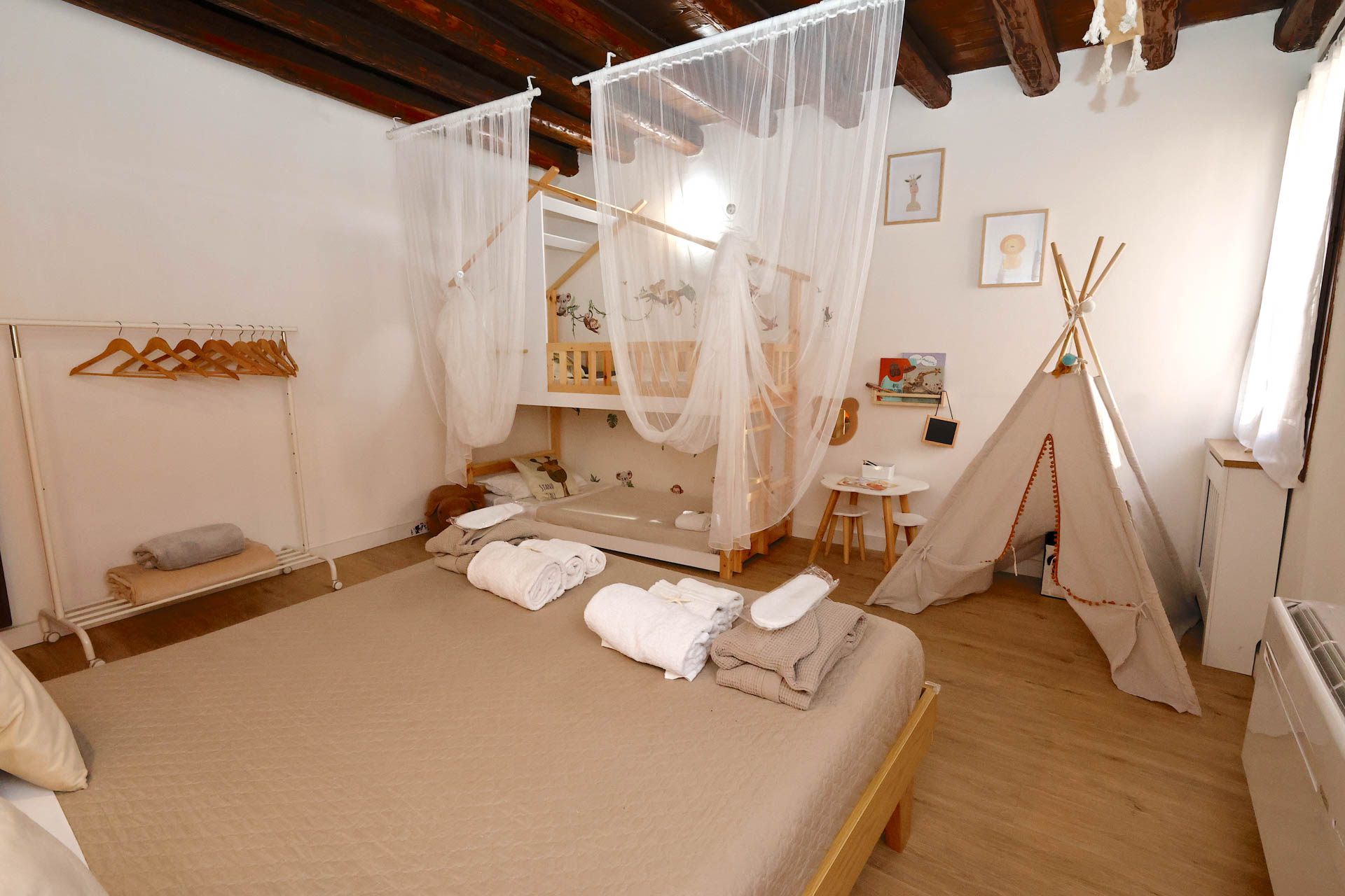 _R4A8804 camera da letto wood 32 con climatizzatore, letto matrimoniale, appendiabiti, letto a castello per bambini con zanzariera, tipì
