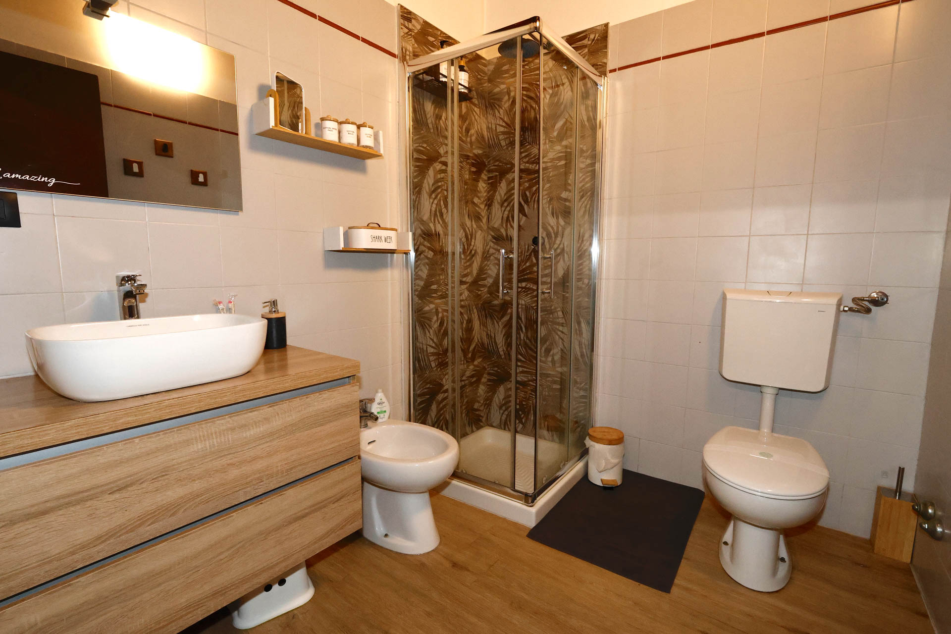 _R4A8824 bagno con doccia, wc e bidet natural loft 14, lavandino e specchio ampio