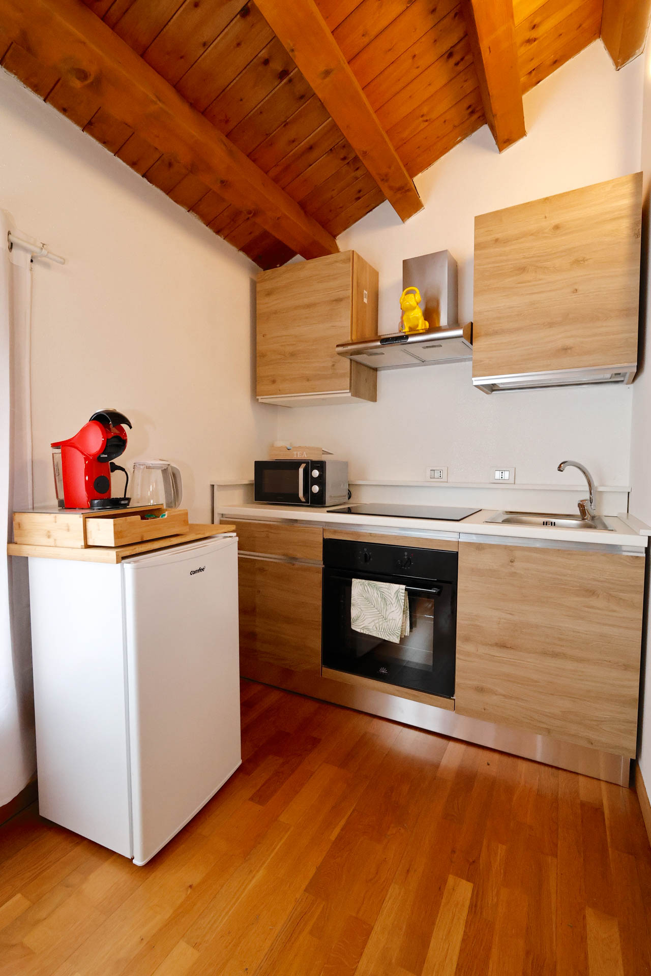 angolo cottura natural loft 14 con frigo, forno incassato, cappa, lavello, forno microonde, macchinetta del caffè